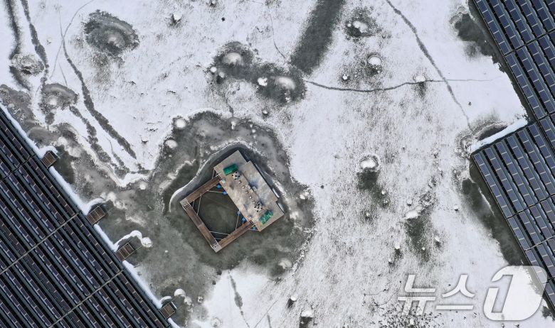 연일 북극 한파가 지속되고 있는 23일 경기 화성시 멱우지에 설치된 수상태양광발전소 주변이 얼어 있다. 2026.1.23/뉴스1 ⓒ News1 김영운 기자