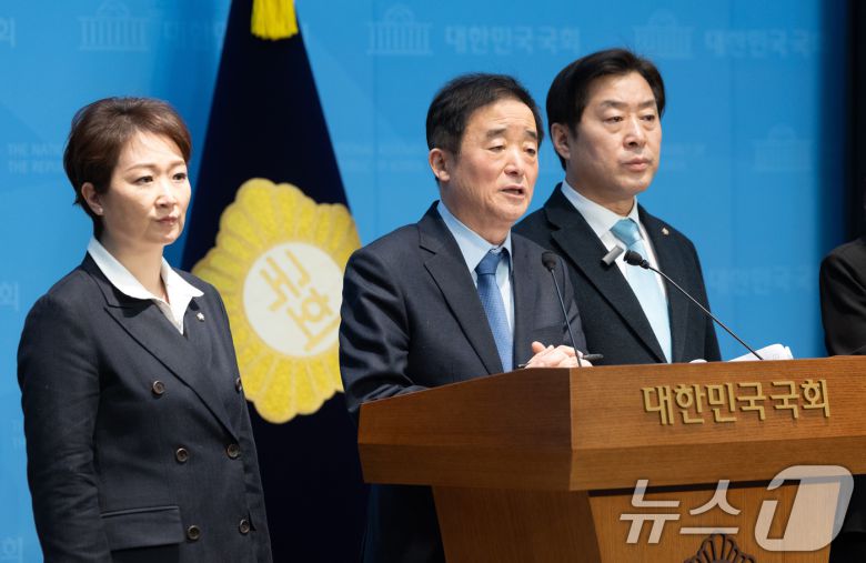 이언주, 황명선, 강득구 더불어민주당 최고위원이 23일 서울 여의도 국회 소통관에서 정청래 대표의 조국혁신당과의 합당 제안과 관련해 규탄 및 사과를 촉구하는 기자회견을 하고 있다. 2026.1.23/뉴스1 ⓒ News1 이승배 기자