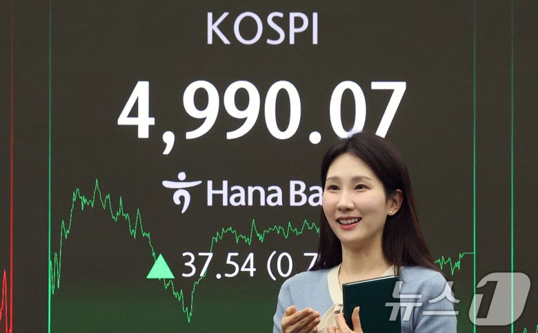 코스피 지수가 종가 기준 사상 최고치를 갈아치운 23일 오후 서울 중구 하나은행 본점 딜링룸 전광판에 코스피 종가가 표시되고 있다.  2026.1.23/뉴스1 ⓒ News1 오대일 기자