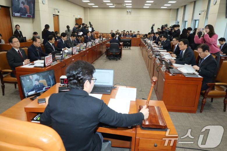 임이자 재정경제기획위원회 위원장이 23일 서울 여의도 국회에서 열린 이혜훈 기획예산처 장관 후보자에 대한 인사청문회에서 의사봉을 두드리고 있다. 2026.1.23/뉴스1 ⓒ News1 국회사진기자단