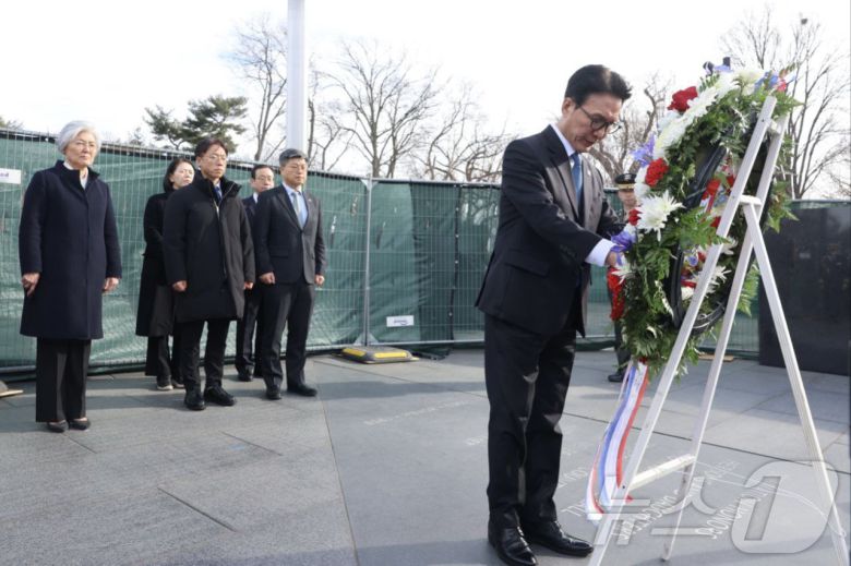 김민석 국무총리가 22일(현지시간) 미국 워싱턴D.C. 한국전 참전기념공원을 방문해 한국전 참전기념비에 헌화하고 있다. (총리실 제공. 재판매 및 DB 금지) 2026.1.23/뉴스1