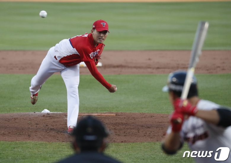 KIA 타이거즈에서 활약하던 시절의 홍건희. 뉴스1 DB ⓒ News1 DB