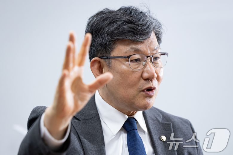 김남근 더불어민주당 의원이 18일 서울 여의도 국회 의원회관에서 뉴스1과 인터뷰하고 있다. ⓒ News1 유승관 기자