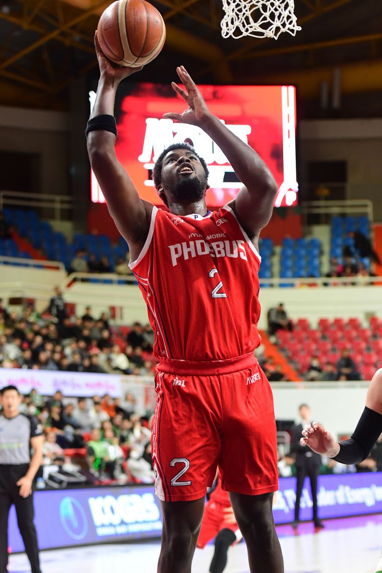 울산 현대모비스 레이션 해먼즈가 24일 울산 동천체육관에서 열린 2025-26 프로농구 원주 DB전에서 29점 8리바운드로 활약해 팀의 86-78 승리를 이끌었다. (KBL 제공)