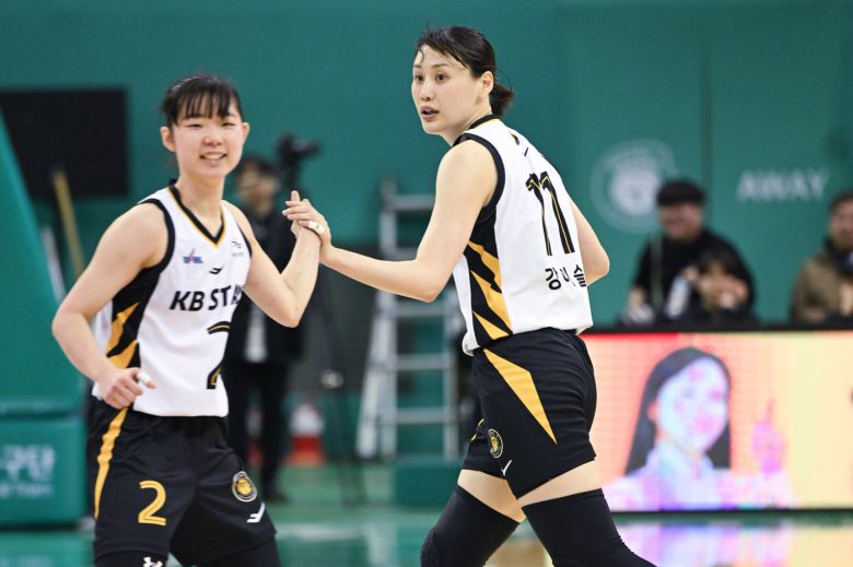 청주 KB의 허예은(왼쪽)과 강이슬. (WKBL 제공)