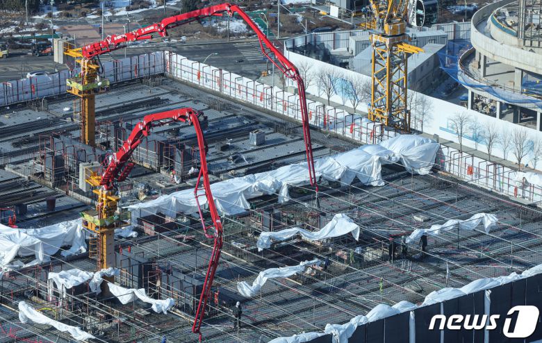 송도신도시 신축아파트 공사현장의 모습. 뉴스1 ⓒ News1 김도우 기자