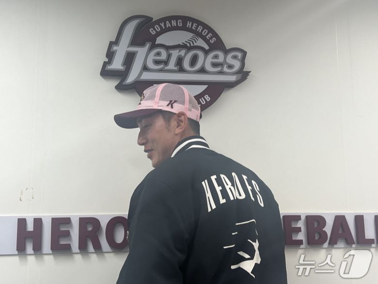 키움 히어로즈로 복귀한 서건창이 26일 경기 고양 국가대표 야구훈련장에서 사진 촬영 포즈를 취하고 있다. 2026.1.26/뉴스1 ⓒ News1 이상철 기자