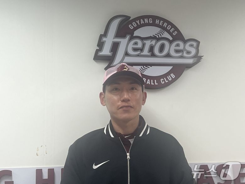 키움 히어로즈로 복귀한 서건창이 26일 경기 고양 국가대표 야구훈련장에서 사진 촬영 포즈를 취하고 있다. 2026.1.26/뉴스1 ⓒ News1 이상철 기자