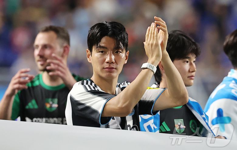 지난 시즌 올스타전에서 팬들에게 인사하는 전진우. 2025.7.30/뉴스1 ⓒ News1 김진환 기자