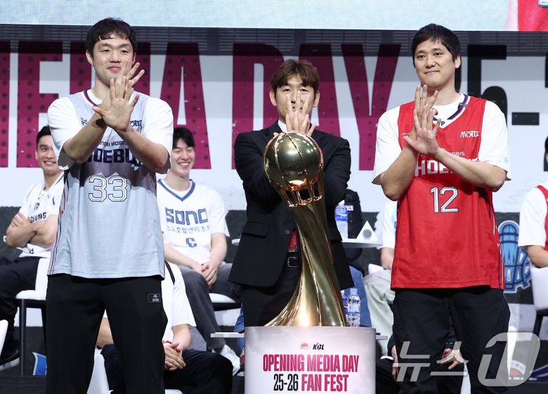 울산 현대모비스 이승현(왼쪽부터), 양동근 감독, 함지훈이 29일 서울 용산구 블루스퀘어에서 열린 2025-26 LG전자 프로농구 개막 미디어데이&팬페스트에서 기념촬영을 하고 있다. 2025.9.29/뉴스1 ⓒ News1 김성진 기자