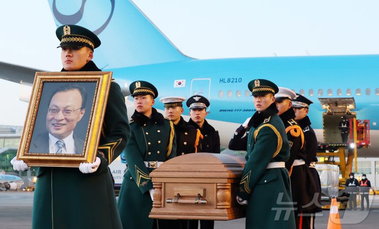 베트남 출장 중 심근경색으로 쓰러져 별세한 이해찬 민주평화통일자문회의 수석부의장의 시신이 27일 오전 인천국제공항에 도착, 빈소가 마련된 서울대병원 장례식장으로 운구되고 있다. 2026.1.27/뉴스1 ⓒ News1 공항사진기자단