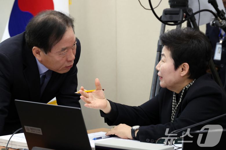 임이자 국회 재정경제기획위원장과 더불어민주당 정태호(왼쪽) 간사가 지난 23일 서울 여의도 국회에서 열린 당시 이혜훈 기획예산처 장관 후보자 인사청문회에서 대화를 하고 있다. 2026.1.23/뉴스1 ⓒ News1 국회사진기자단