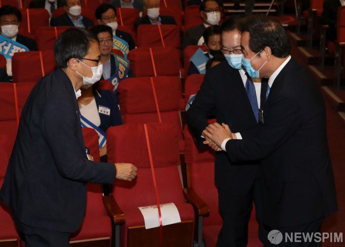 [서울=뉴스핌] 최상수 기자 = 24일 오후 서울 여의도 국회의원회관에서 열린 더불어민주당 최고위원 선출을 위한 예비경선대회에서 당 대표 후보로 나온 박주민 의원(왼쪽부터), 김부겸 전 의원, 이낙연 의원이 인사를 나누고 있다. 2020.07.24 kilroy023@newspim.com