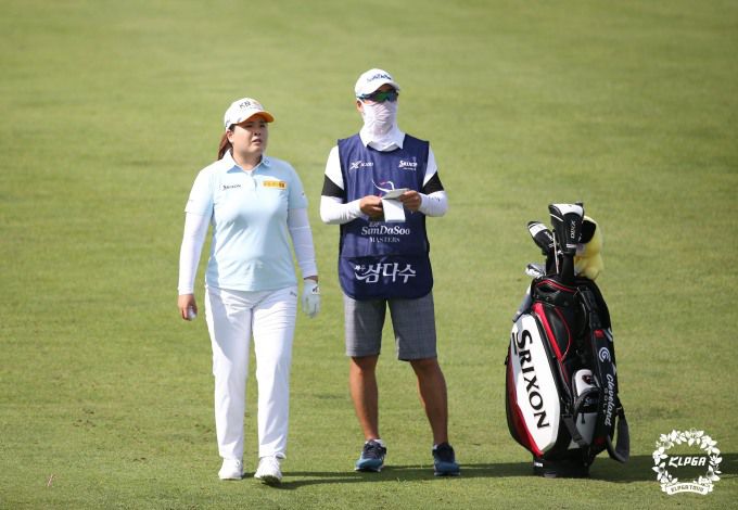 박인비가 캐디인 남편 남정협씨와 코스 공략에 대해 상의하고 있다. [사진= KLPGA]