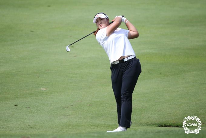 유해란이 2번홀에서 세컨드샷을 날리고 있는 장면. [사진= KLPGA]