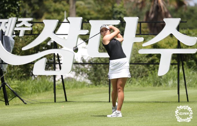 이정은6가  1번홀에서 티샷을 날리고 있다. [사진= KLPGA]