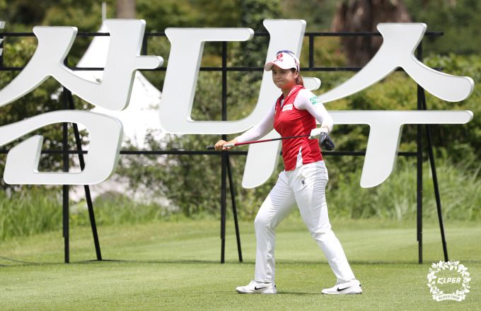1번홀 티샷전 스트레칭으로 몸을 푸는 최혜진. [사진= KLPGA]