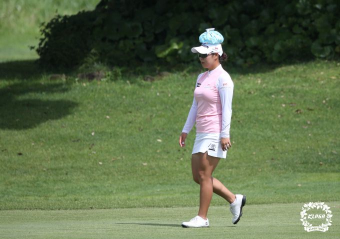 얼음 주머니를 얹은 김리안. [사진= KLPGA]