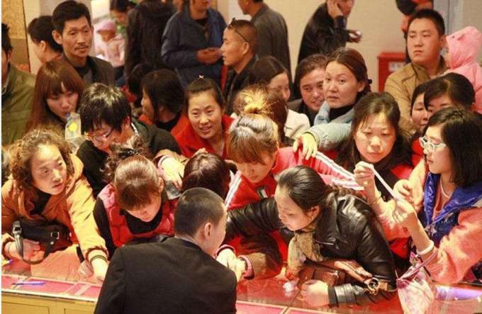 중국 매체에 보도된 2013년 4월 귀금속 판매점에 몰려든 중국 부녀자들의 모습. 당시 '중국 아줌마 부대'의 금 사재기 열풍이 사회적으로 큰 화제가 됐다.