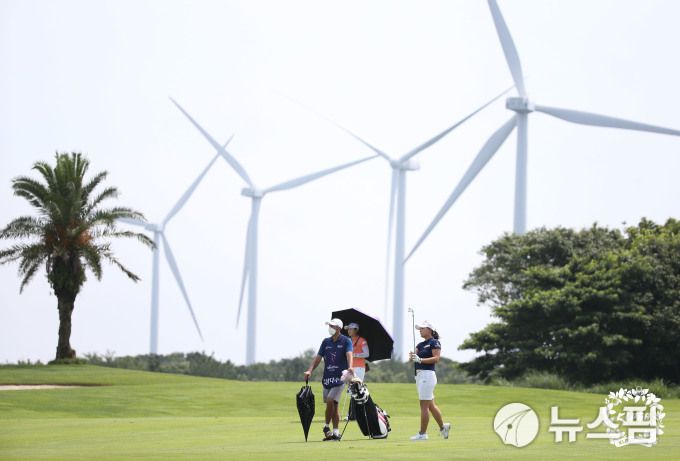 고진영 역시 얼음주머니와 우산 등을 이용, 더위를 피하고 있다.