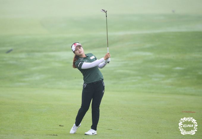 아이언샷을 날리는 최혜진. [사진= KLPGA]