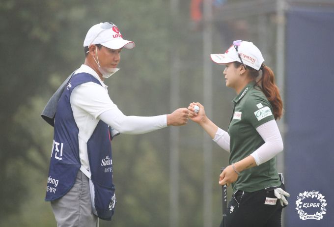 최혜진 버디 성공후 캐디와 기뻐하는 최혜진. [사진= KLPGA]