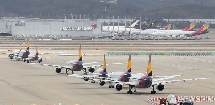 [영종도=뉴스핌] 정일구 기자 = 인천국제공항 주기장에 신종 코로나바이러스 감염증(코로나19) 여파로 아시아나항공 여객기들이 멈춰 서있다. 2020.04.22 mironj19@newspim.com