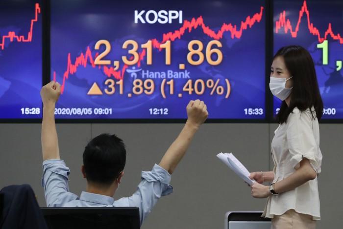 [서울=뉴스핌] 김학선 기자 = 코스피가 2,300선을 넘으며 또다시 연중 최고점을 경신한 5일 코스피 지수는 전 거래일보다 31.89포인트(1.40%) 오른 2,311.86으로 거래를 마쳤다. 이날 오후 서울 중구 하나은행 딜링룸에서 딜러들이 밝은 표정으로 업무를 보고 있다. 2020.08.05 yooksa@newspim.com