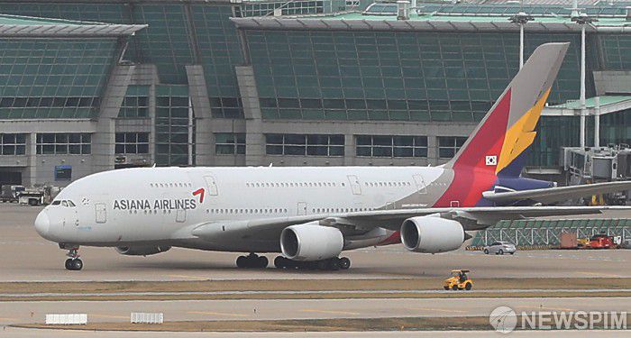 [영종도=뉴스핌] 정일구 기자 = 22일 오후 인천국제공항 주기장에 신종 코로나바이러스 감염증(코로나19) 여파로 아시아나항공 여객기들이 멈춰 서있다. 2020.04.22 mironj19@newspim.com