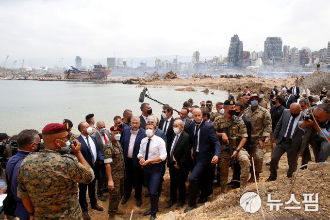 [베이루트 로이터=뉴스핌]김근철 기자=에마뉘엘 마크롱 프랑스 대통령(가운데 흰 셔츠)이 6일(현지시간) 대형 참사가 일어난 레바논이 베이루트 항구 폭발 현장을 둘러보고 있다.  2020.08.07 kckim100@newspim.com