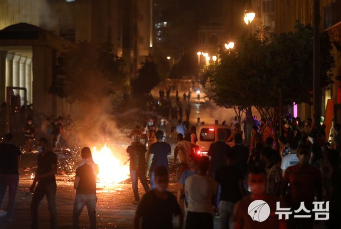 [베이루트 로이터=뉴스핌] 이홍규 기자 = 레바논 수도 베이루트에서 반(反)정부 시위가 벌어진 가운데 시내 의회 인근 거리의 불이 붙은 곳을 주위로 시위자들이 모여있다. 2020.08.07 bernard0202@newspim.com