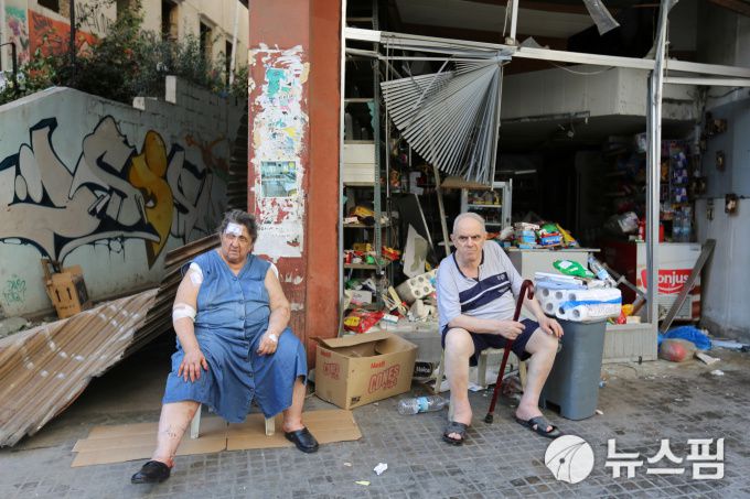 [베이루트 로이터=뉴스핌] 김선미 기자 = 4일(현지시간) 발생한 대규모 폭발로 레바논 수도 베이루트의 시민들 중 100명 이상이 사망하고 2만5000명 가량이 집을 잃었다. 2020.08.05 gong@newspim.com
