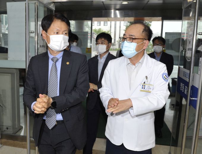 김강립 보건복지부 차관(왼쪽)이 전공의 집단행동이 있는 7일 전북대학교병원 응급실을 방문해 응급진료 운영 상황을 점검했다. [사진=보건복지부]