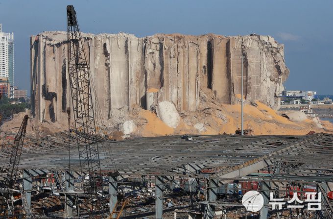 [베이루트 로이터=뉴스핌] 김선미 기자 = 지난 4일(현지시간) 레바논 수도 베이루트에서 발생한 대형 폭발 사고로 항구에 위치한 곡식 저장고가 파괴됐다. 2020.08.07 gong@newspim.com
