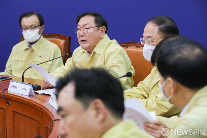 [서울=뉴스핌] 최상수 기자 = 김태년 더불어민주당 원내대표가 12일 오전 서울 여의도 국회에서 열린 고위당정협의회에서 모두발언을 하고 있다. 2020.08.12 kilroy023@newspim.com