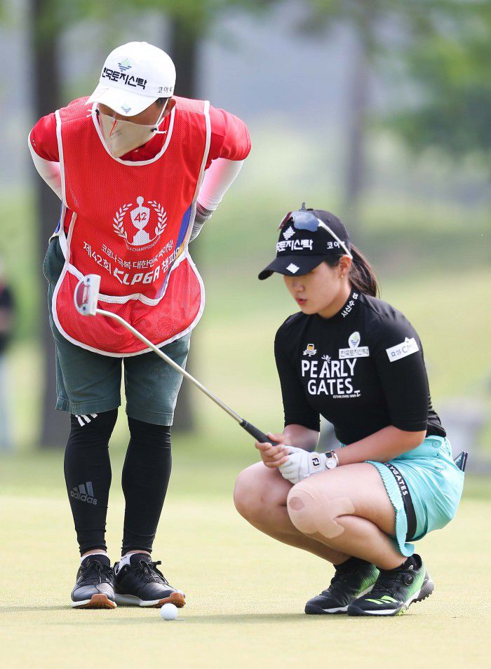 국내 개막전  KLPGA 챔피언십 우승자 박현경과 골프 백을 멘 그의 부친. [사진= 뉴스핌 DB]