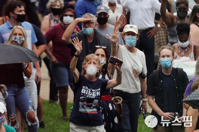 [윌밍턴 로이터=뉴스핌] 최원진 기자= 미국 델라웨어주 윌밍턴시 알렉스 두폰트 고등학교 밖에서 민주당 대선 후보인 조 바이든 전 부통령과 그의 러닝메이트 카멀라 해리스 상원의원을 기다리는 지지자들. 이날 바이든과 해리스 후보는 이곳에서 첫 공동 유세를 했다. 2020.08.12