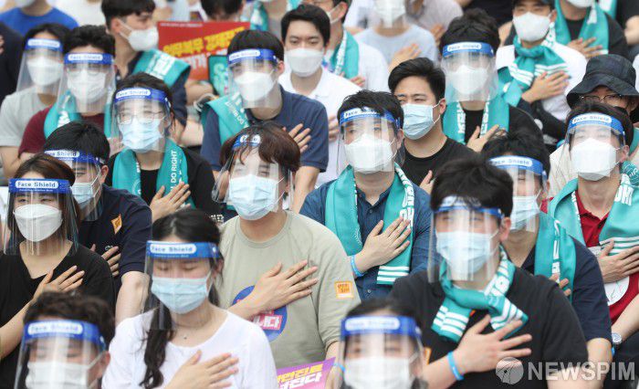 [서울=뉴스핌] 정일구 기자 = 14일 오후 서울 영등포구 여의대로에서 대한의사협회 주최로 열린 4대악 의료정책 저지를 위한 전국의사총파업 궐기대회에 참가자들이 페이스쉴드를 착용하고 국민의례를 하고 있다. 2020.08.14 mironj19@newspim.com