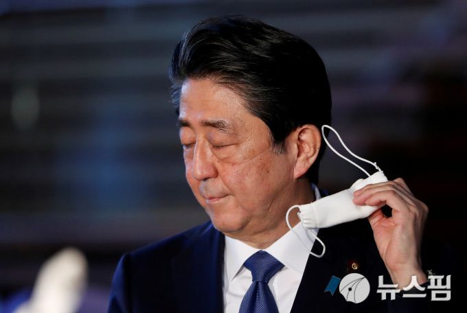 [도쿄 로이터=뉴스핌] 오영상 전문기자 = 아베 신조 일본 총리가 취재진의 질문에 답하기 위해 마스크를 벗고 있다. 2020.04.07 goldendog@newspim.com