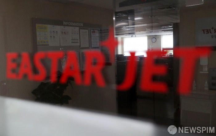 [서울=뉴스핌] 정일구 기자 = 제주항공이 인수합병(M&A)을 위해 이스타항공에 요구한 선결조건 마감 시한이 하루 앞으로 다가왔다. 제주항공은 15일까지 이스타항공이 선결요건을 충족할 것을 기다린다는 입장이다. 15일까지 선결요건이 해결되지 않는다 해도 계약이 자동으로 해지되는 것은 아니라고 밝혀 15일 이후 제주항공의 입장이 나올 전망이다. 사진은 14일 서울 강서구 이스타항공 본사. 2020.07.14 mironj19@newspim.com