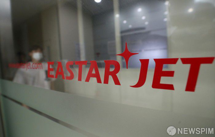 [서울=뉴스핌] 정일구 기자 = 제주항공이 인수합병(M&A)을 위해 이스타항공에 요구한 선결조건 마감 시한이 하루 앞으로 다가왔다. 제주항공은 15일까지 이스타항공이 선결요건을 충족할 것을 기다린다는 입장이다. 15일까지 선결요건이 해결되지 않는다 해도 계약이 자동으로 해지되는 것은 아니라고 밝혀 15일 이후 제주항공의 입장이 나올 전망이다. 사진은 14일 서울 강서구 이스타항공 본사. 2020.07.14 mironj19@newspim.com