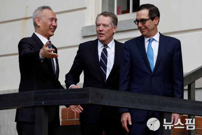 미국 워싱턴에서 미중 고위급 무역협상이 시작되기 전 스티븐 므누신 미 재무장관(오른쪽부터)과 로버트 라이트하이저 미국무역대표부(USTR) 대표가 류허(劉鶴) 중국 국무원 부총리를 맞이하고 있다. 2019.10.10. [사진= 로이터 뉴스핌]