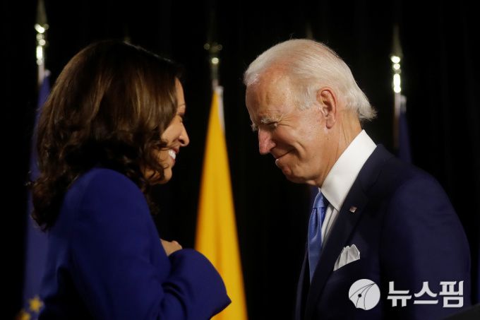 [윌밍턴 로이터=뉴스핌] 최원진 기자= 미국 민주당 대선 후보인 조 바이든 전 부통령(우)과 러닝메이트인 카멀라 해리스 상원의원이 델라웨어주 윌밍턴 유세장에서 서로를 바라보며 웃고 있다. 2020.08.12