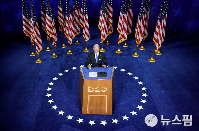 [윌밍턴 로이터=뉴스핌] 최원진 기자= 조 바이든 전 부통령이 민주당 전당대회 연단에서 대통령 후보 지명 수락 연설을 하고 있다. 2020.08.20