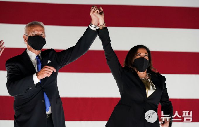 [윌밍턴 로이터=뉴스핌] 최원진 기자= 미국 민주당 대통령 후보 조 바이든과 부통령 후보 카멀라 해리스가 함께 손잡고 지명 수락을 기념하고 있다. 2020.08.20