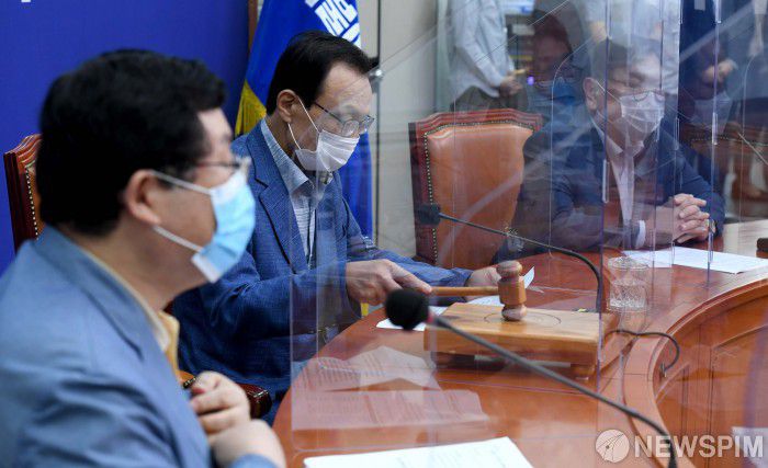 [서울=뉴스핌] 최상수 기자 = 이해찬 더불어민주당 대표가 21일 서울 여의도 국회에서 열린 더불어민주당 최고위원회의에서 의사봉을 두드리고 있다. 2020.08.21 kilroy023@newspim.com