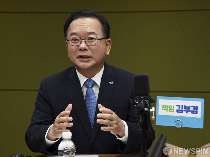 [서울=뉴스핌] 국회사진취재단 = 더불어민주당 당대표 경선에 출마한 김부겸 후보가 지난 18일 서울 양천구 CBS사옥에서 진행된 CBS 라디오 '시사자키 정관용입니다'에 출연, 발언을 하고 있다. 2020.08.18 photo@newspim.com