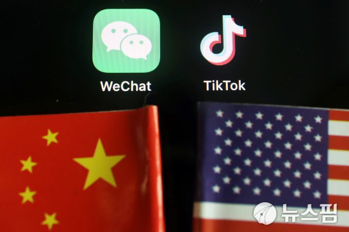 [베이징 로이터=뉴스핌] 최원진 기자= 중국 국기와 미국 국기 뒤로 보이는 위챗(Wechat)과 틱톡(TikTok) 모바일 애플리케이션 일러스트 이미지. 2020.08.07