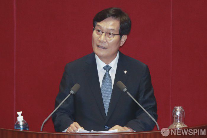 [서울=뉴스핌] 이형석 기자 = 신동근 더불어민주당 의원이 지난 4일 오후 서울 여의도 국회에서 열린 본회의에서 자유토론을 하고 있다. 2020.08.04 leehs@newspim.com