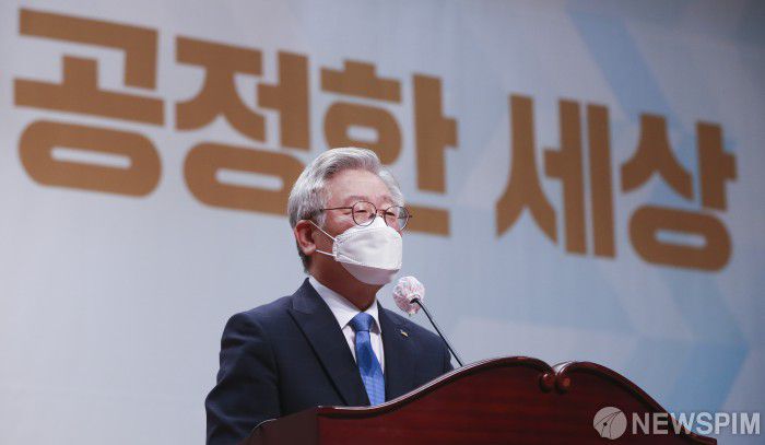 [서울=뉴스핌] 이형석 기자 = 이재명 경기도지사가 지난 13일 오전 서울 여의도 국회 의원회관에서 열린 '공정조달이 답이다! 공정조달제도 도입을 위한 경기도 정책토론회'에서 인사말을 하고 있다. 2020.08.13 leehs@newspim.com